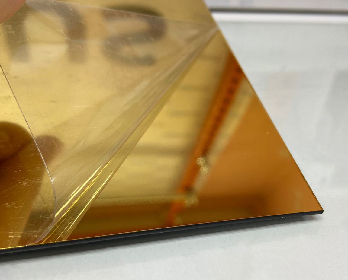 887 Пластик для гравировки 1,3мм 1200х600мм, зеркальное золото/черный