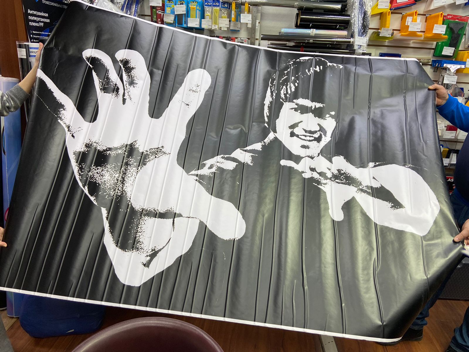 Наклейка, пленка на клею, декор "Брюс Ли и 5 пальцев" 1,35*1,9м, 118мкм