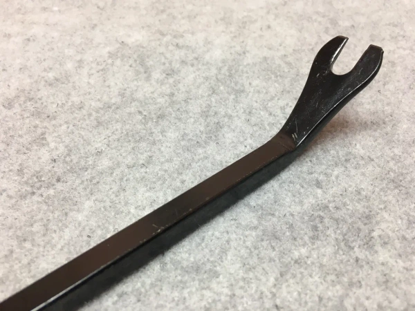 Инструмент для снятия пистонов с круглой пластиковой красной ручкой (клипсодер)