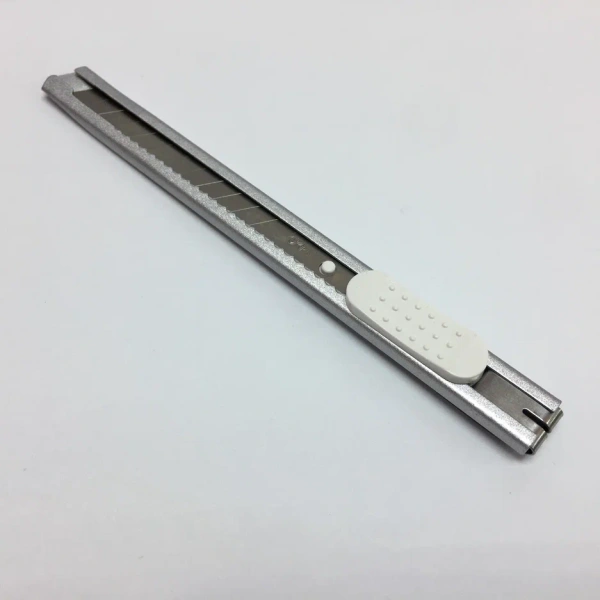 Нож металлический 9 мм (Deli) 45 (120р)