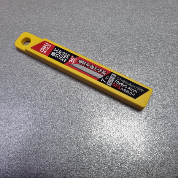 Лезвия Deli 30C (10шт. в пенале)