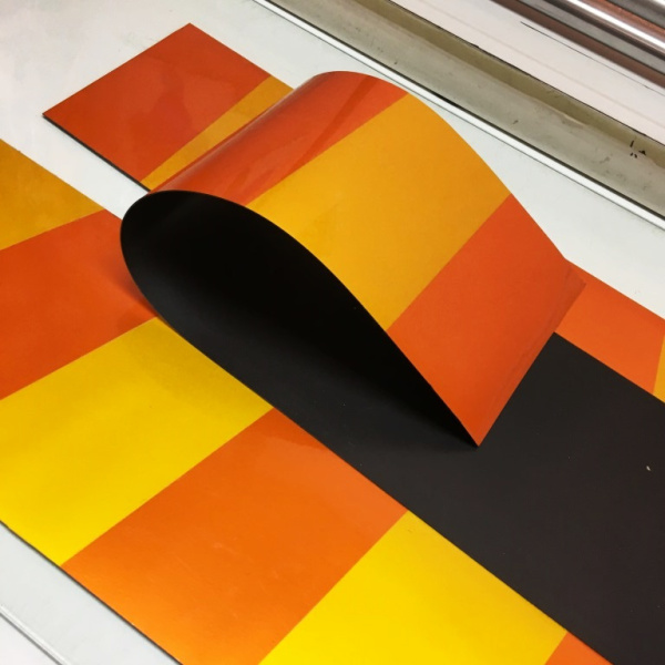 Желто-оранжевая магнитная полоса для а/м прикрытия  850*200мм-1шт