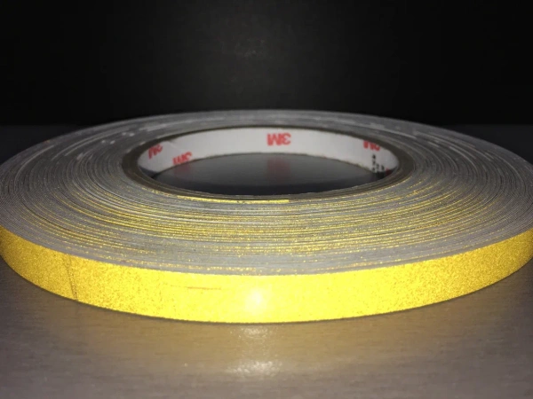 Светоотражающие декоративные самоклеющиеся полоски 10мм*45м цвет желтый