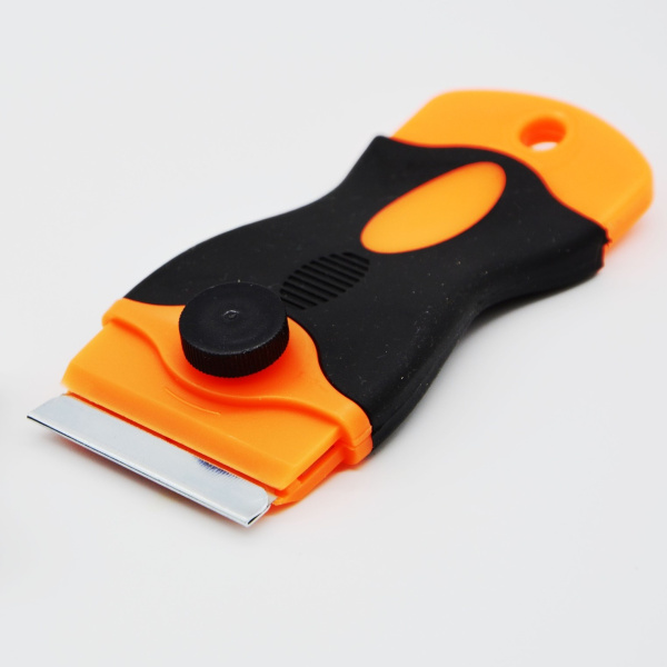 Скребок пластиковый с металлическим лезвием для чистки стеклянных поверхностей от клея, пленки (цвет черно-оранжевый)