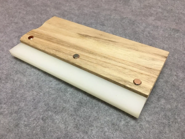 Полиуретановая выгонка с деревянным держателем, жесткая. Размеры: 21см x 12см.А76