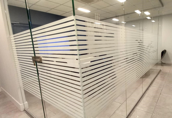 Декоративная пленка USB PF 28-1, полоса белая вертик. 30мм, вдоль рулона