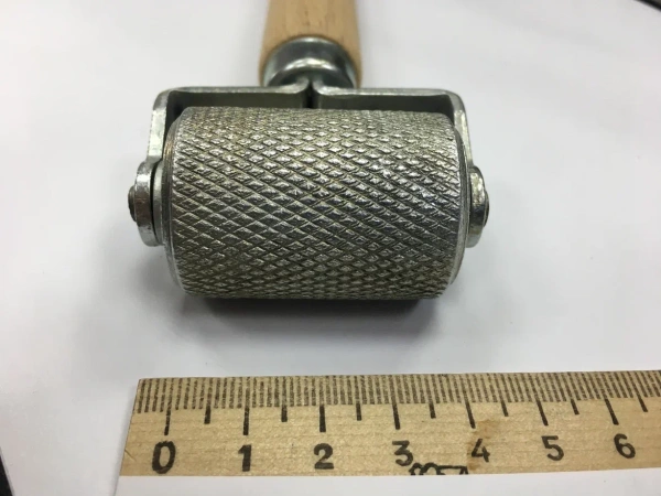 Валик прикаточный металлич., деревян ручка 40