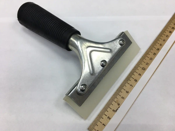 Выгонка с металлической ручкой с белой п/у вставкой 12,7 см, жесткая.