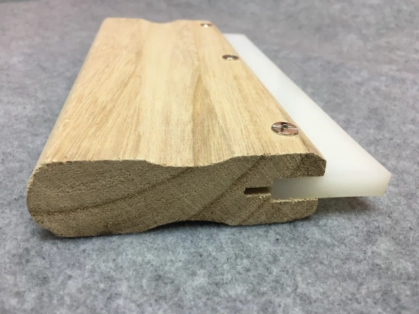 Полиуретановая выгонка с деревянным держателем, жесткая. Размеры: 21см x 12см.А76