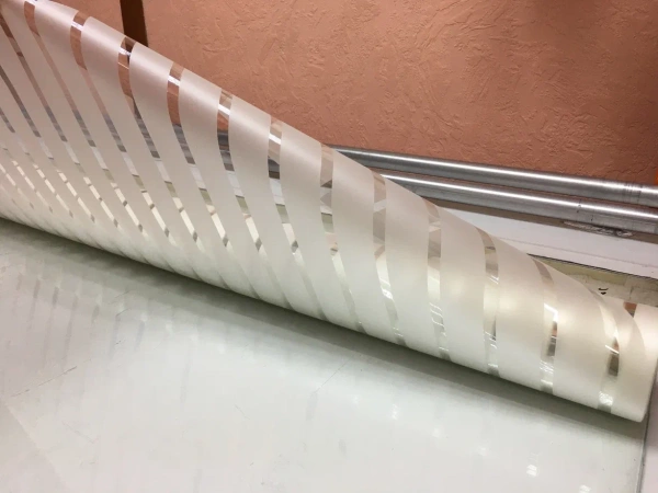 Пленка декоративная USB PF 52-1F, полоса 35мм, полупрозрачная (1,52*30м.)