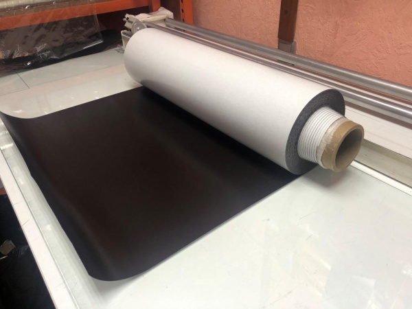 Магнитный винил с клеем (0,4мм*620мм*30м)