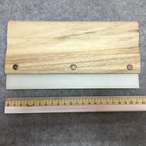 Полиуретановая выгонка с деревянным держателем, жесткая. Размеры: 21см x 12см.А76