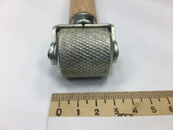 Валик, ролик метал ш.30 мм дерев.ручка малый