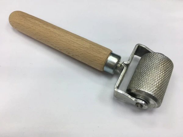 Валик прикаточный металлич., деревян ручка 40